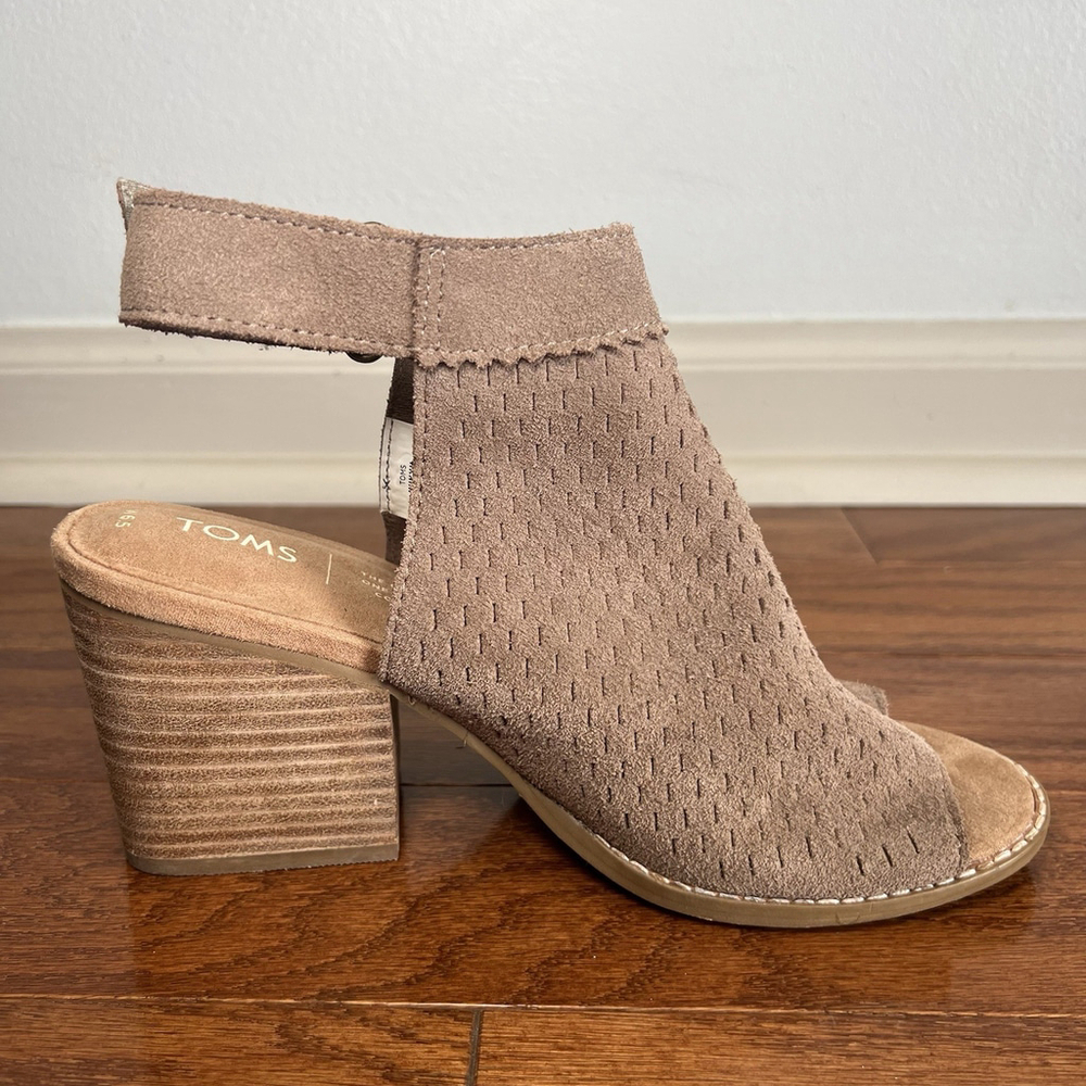 Toms Shoes Grenada Suede Chunky Heels Taupe Grey Size 6.5 Perforated Open Toe - Picture 7 of 12